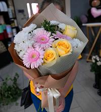 Букет цветов из:  Герберы, Розы и Хризантемы в Краснокамске