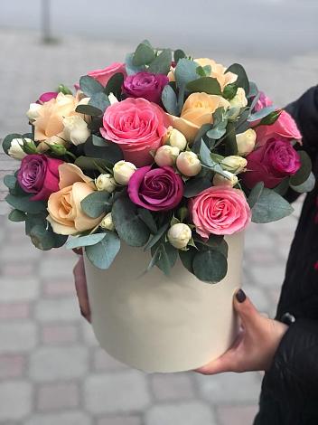 Цветочная композиция из Розы в шляпной коробке в Краснокамске