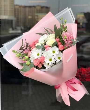 Букет цветов из: Розы, Лизиантусы и Хризантемы в Краснокамске